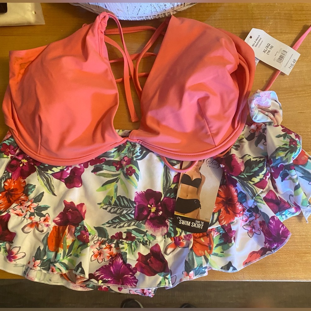 Simply Styled Floral Ruffle Bikini Set  Top is (XL) bottom is (M). NWT.